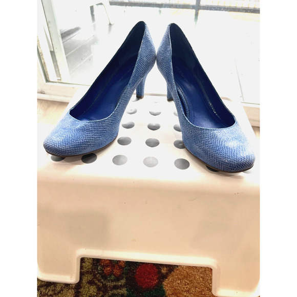 BCBG Generation Blue Leather Pumps Sz 8 /38 Kitten heel Almond shape Carrier - Picture 4 of 10